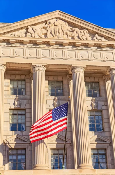 Флаг США на фасаде торгового здания США в Вашингтоне — стоковое фото