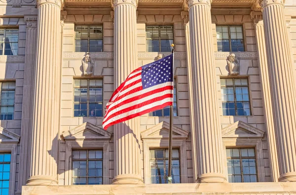 Drapeau des États-Unis sur la façade du bâtiment du commerce américain à Washington DC — Photo