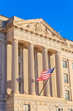 Washington Dc'deki ABD Ticaret binasının cephesinde ABD bayrağı