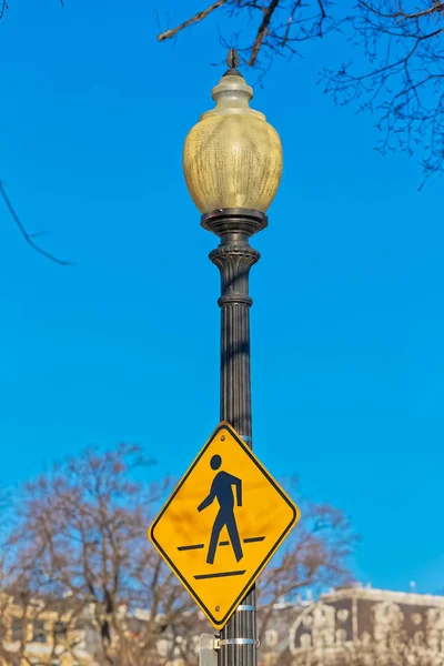 Lâmpada de rua e sinal de pedestre em Washington DC EUA — Fotografia de Stock