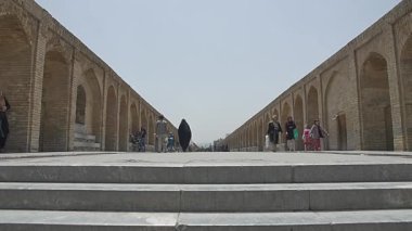 Khaju köprü Isfahan walkers