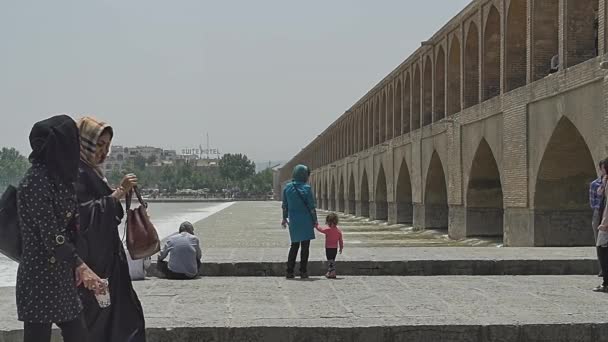 Khaju-Brücke Isfahan Wanderer — Stockvideo