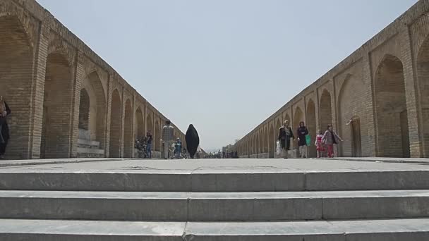Khaju Bridge Isfahan vandrare — Stockvideo