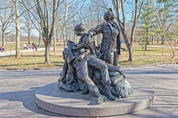 Vietnam Womens Memorial bronzen standbeeld in Washington DC — Stockfoto