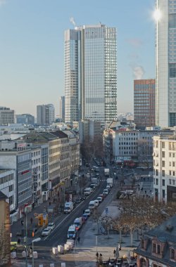 Frankfurt Eski Rossmarkt ve Eurotower Kaiserstrasse sokak havadan sabah görünümünde