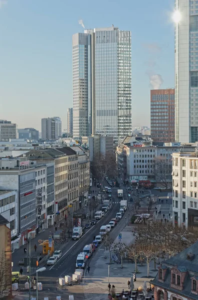 Frankfurt Old Rossmarkt y Eurotower en la calle Kaiserstrasse vista aérea de la mañana — Foto de Stock