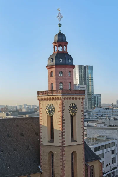 Vista aérea de la torre de la iglesia protestante de Frankfurt Santa Catalina — Foto de Stock