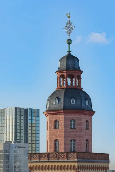 Vista aérea de la torre de la iglesia protestante de Frankfurt Santa Catalina — Foto de Stock