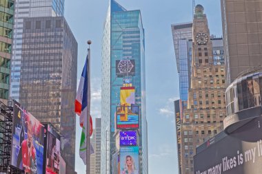 Reklam panoları ile New York Times Square binalar