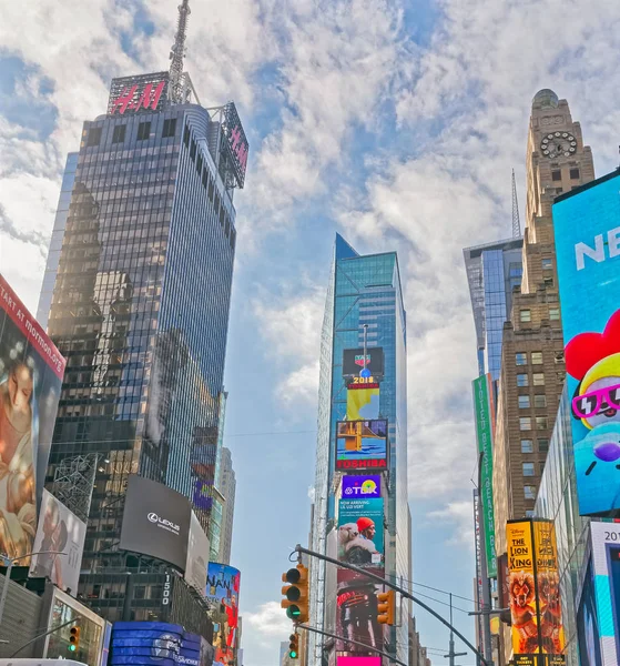 Κτήρια της πλατείας Νιου Γιορκ Τάιμς με διαφημιστικές αφίσες — Φωτογραφία Αρχείου
