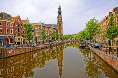 Amstel Nehri'nde Amsterdam eski evler yansıması