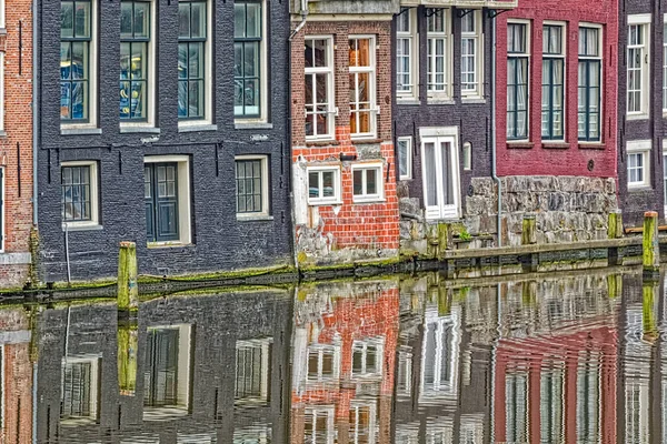 Staré domy mají v Amsterdamu odraz v řece Amstel — Stock fotografie