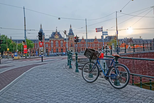 Estación principal de Ámsterdam junto al río Amstel — Foto de Stock