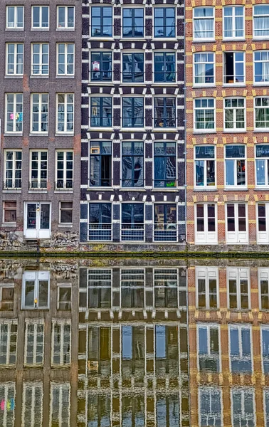 Amsterdam casas antigas reflexão no rio Amstel — Fotografia de Stock