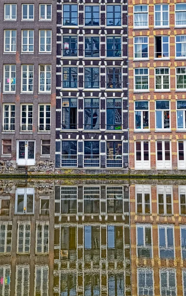 Amsterdam casas antiguas reflexión en el río Amstel — Foto de Stock