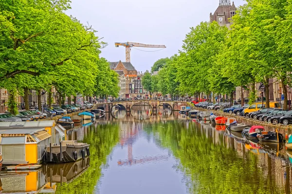 Amsterdamse groene bomen reflectie in rivier kanaal — Stockfoto