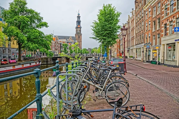 Bicicletas de Ámsterdam aparcadas junto al antiguo canal fluvial — Foto de Stock