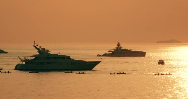 Gün batımında Dubrovnik sularında demirleyen yat — Stok video