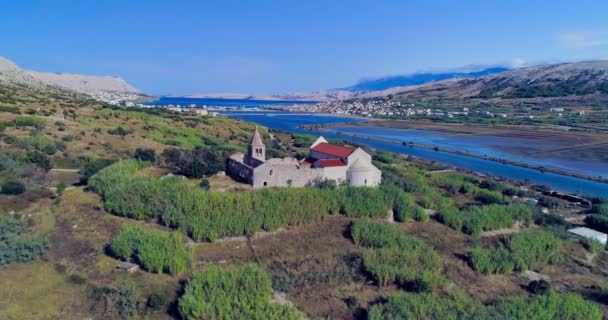 Panorama aereo del centro storico di Pag e i resti di un monastero francescano — Video Stock