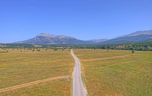 Vista de drone da estrada no fundo da Montanha Dinara — Fotografia de Stock