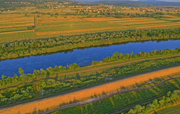 Uitzicht vanuit de lucht op de rivier Cetina, Kroatië — Stockfoto