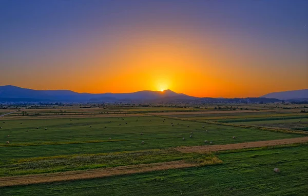 Vista aérea de los campos cerca de la campiña del Sinj y el horizonte que toca el sol — Foto de Stock