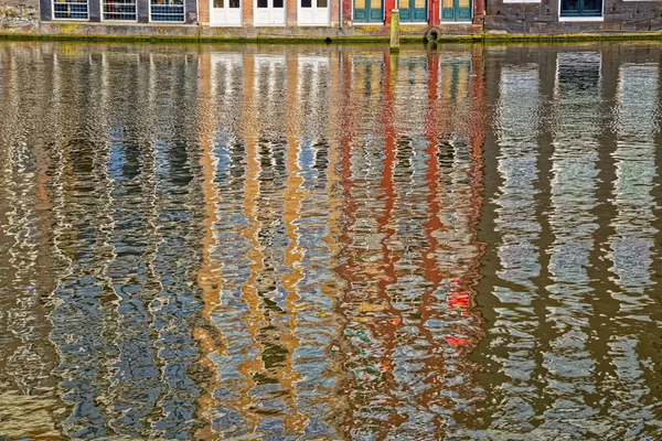 Amstel Nehri'nde Amsterdam eski evler yansıması — Stok fotoğraf