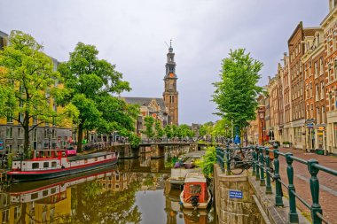 Amstel Nehri'nde Amsterdam eski evler yansıması