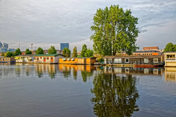 Amsterdam floating houses in river Amstel channel — Stock Photo, Image