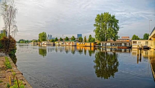 Amsterdam floating houses in river Amstel channel — Stock Photo, Image