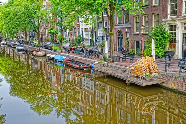 Amsterdam casas antiguas reflexión en el río Amstel — Foto de Stock