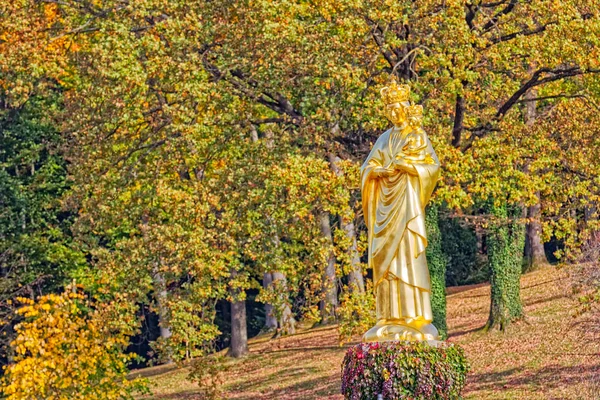 Virgen María con la estatua de Jesús en Marija Bistrica, Croacia — Foto de Stock