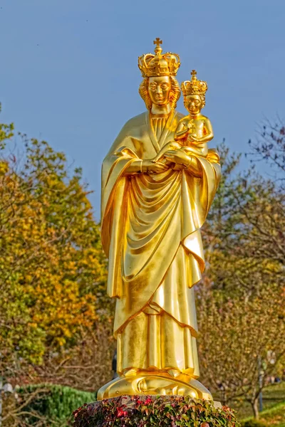 Virgen María con la estatua de Jesús en Marija Bistrica, Croacia — Foto de Stock