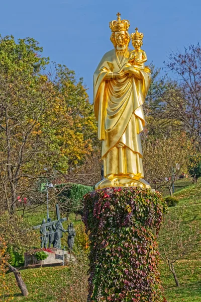 Panna Marie s Ježíšovou sochou v Marija Bistrica, Chorvatsko — Stock fotografie
