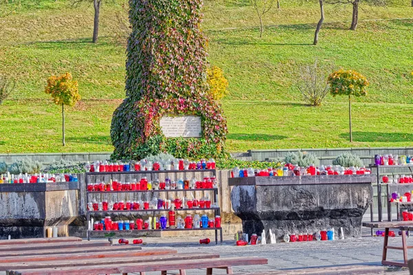 Kaarsen Infront van het standbeeld van de Maagd Maria in Marija Bistrica, Kroatië — Stockfoto