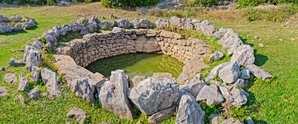 Poços romanos detalhe em Rajcice perto de Split — Fotografia de Stock