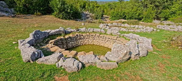 Dettaglio pozzi romani a Rajcice vicino a Spalato — Foto Stock