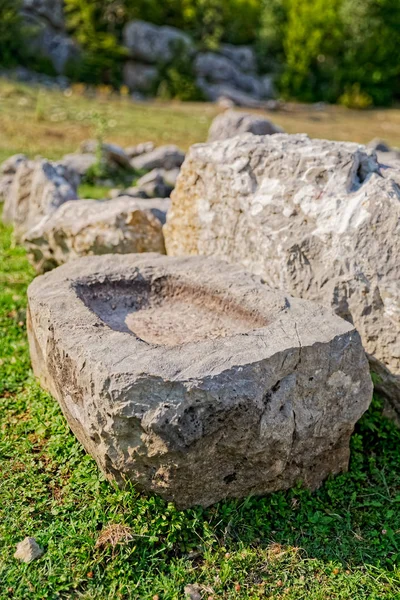 Bol d'eau en pierre aux puits romains de Rajcice — Photo