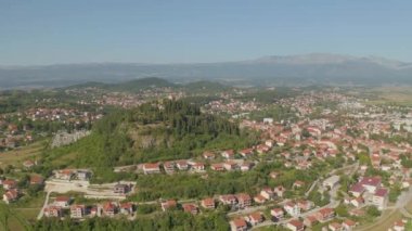 Küçük pitoresk kasaba Sinj havadan panoramik görünümü, Hırvatistan