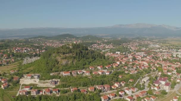 Veduta panoramica aerea della piccola pittoresca città Sinj, Croazia — Video Stock