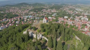 Küçük pitoresk kasaba Sinj havadan panoramik görünümü, Hırvatistan