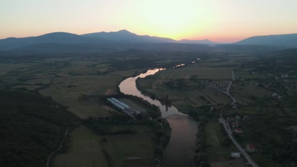 Повітряна постріл по спадаючому річці Цетина, Хорватія — стокове відео