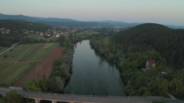 Vista aérea do rio Cetina ao entardecer, Croácia — Vídeo de Stock