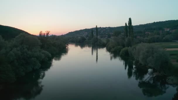 Alacakaranlıkta Cetina Nehri'nin havadan görünümü, Hırvatistan — Stok video