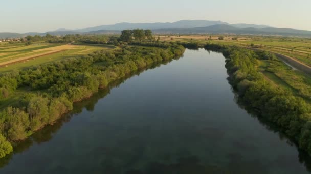 Вид с воздуха на реку Цетина, Хорватия — стоковое видео