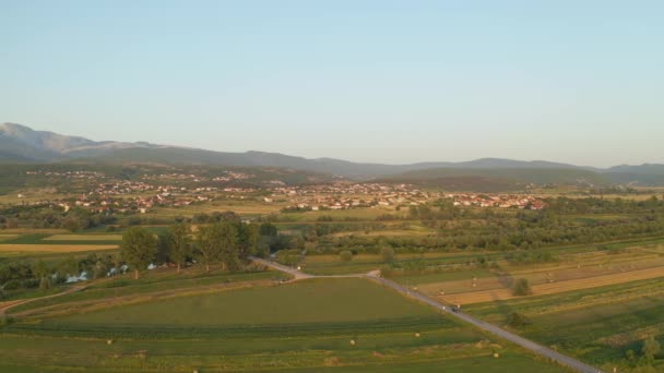 Widok z lotu ptaka na pola w pobliżu Sinj i rzeki Cetina — Wideo stockowe