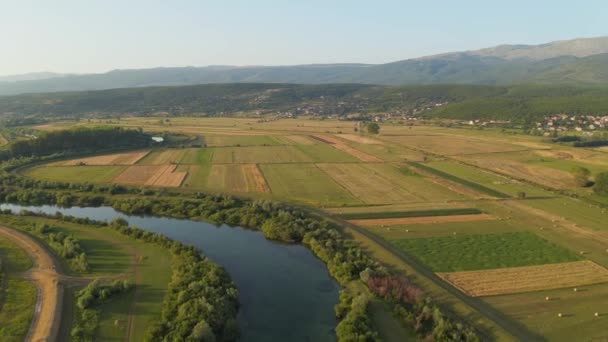 Вид с воздуха на реку Цетина, Хорватия — стоковое видео