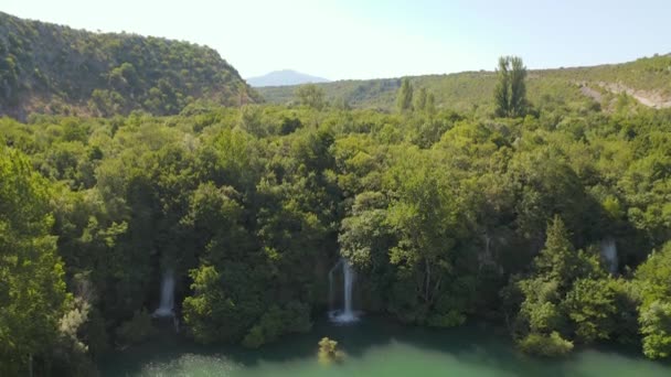 Vista aérea de las cascadas en el lago Brljan — Vídeos de Stock