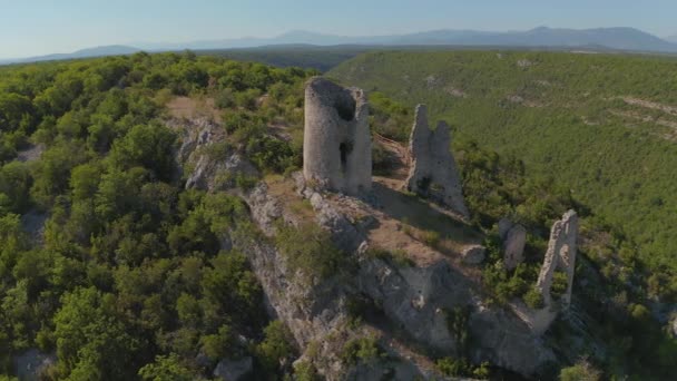 Trosenj fort blijft aan de westkant van de berg Promina in Kroatië, antenne — Stockvideo