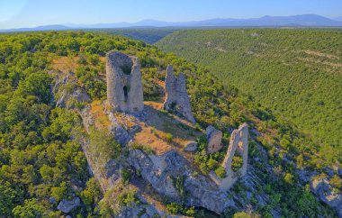 Hırvatistan 'daki Promina Dağı' nın batı yakasında bulunan Trosenj kalesi, havadan korunuyor